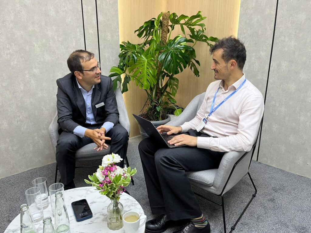 Javier Izcue talks to Sergio Matalucci (right)