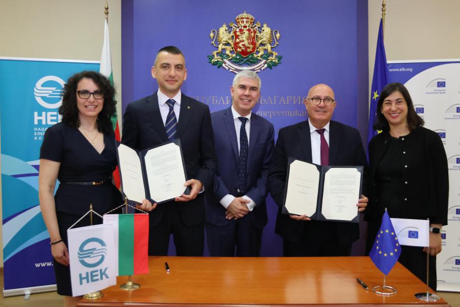 People with signed documents for pumped hydro projects People with signed documents for pumped hydro projects