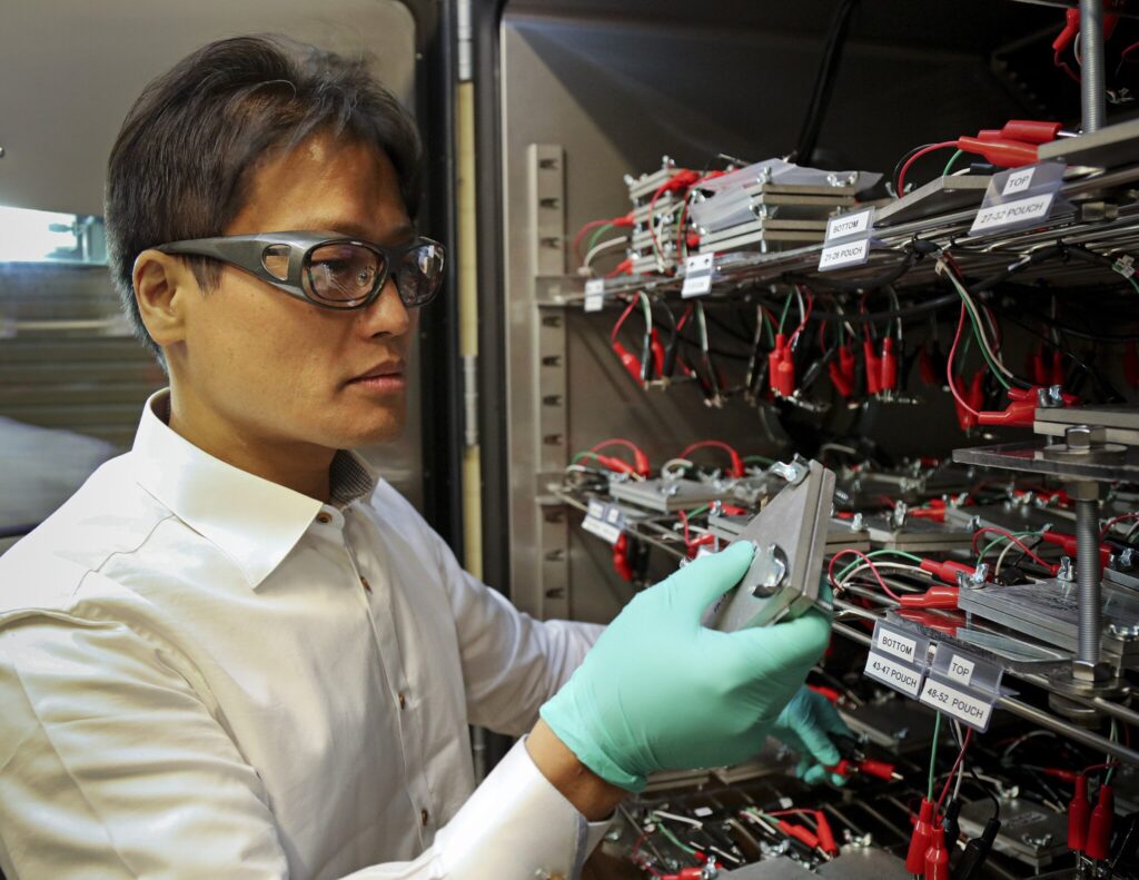 Lithium-ion_batteries_32206461334-2048×1582