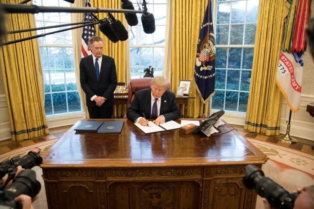 Donald_Trump_and_Robert_Lighthizer