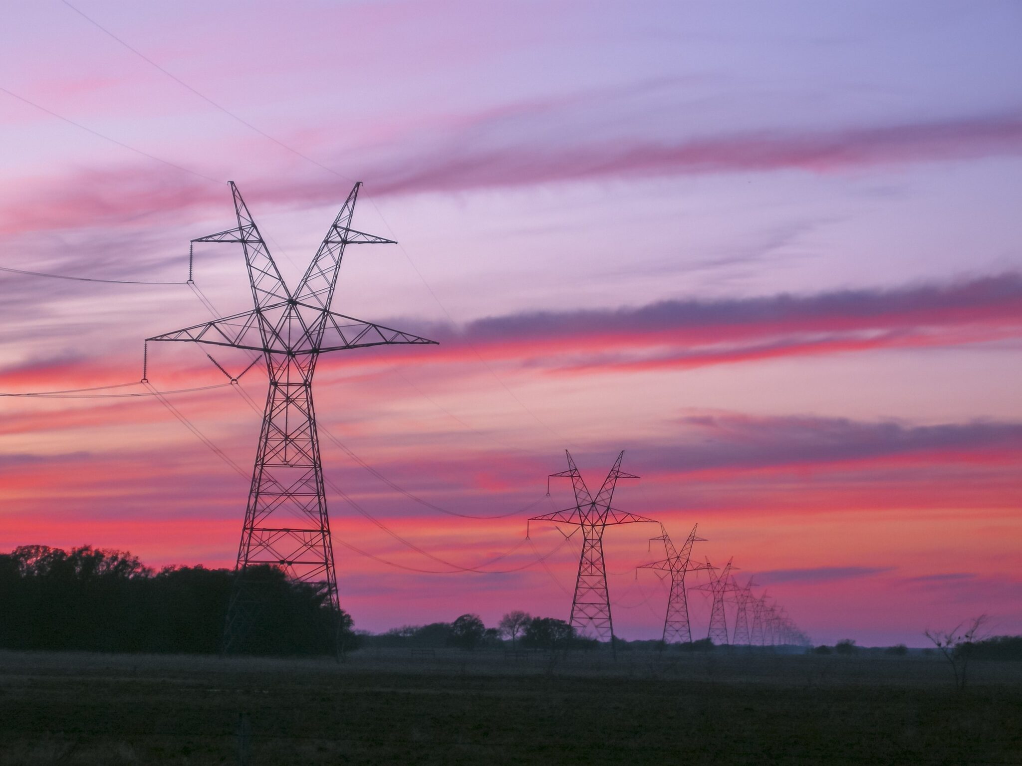 Transmission_towers_and_lines_at_sunset_in_East_Texas-2048×1536