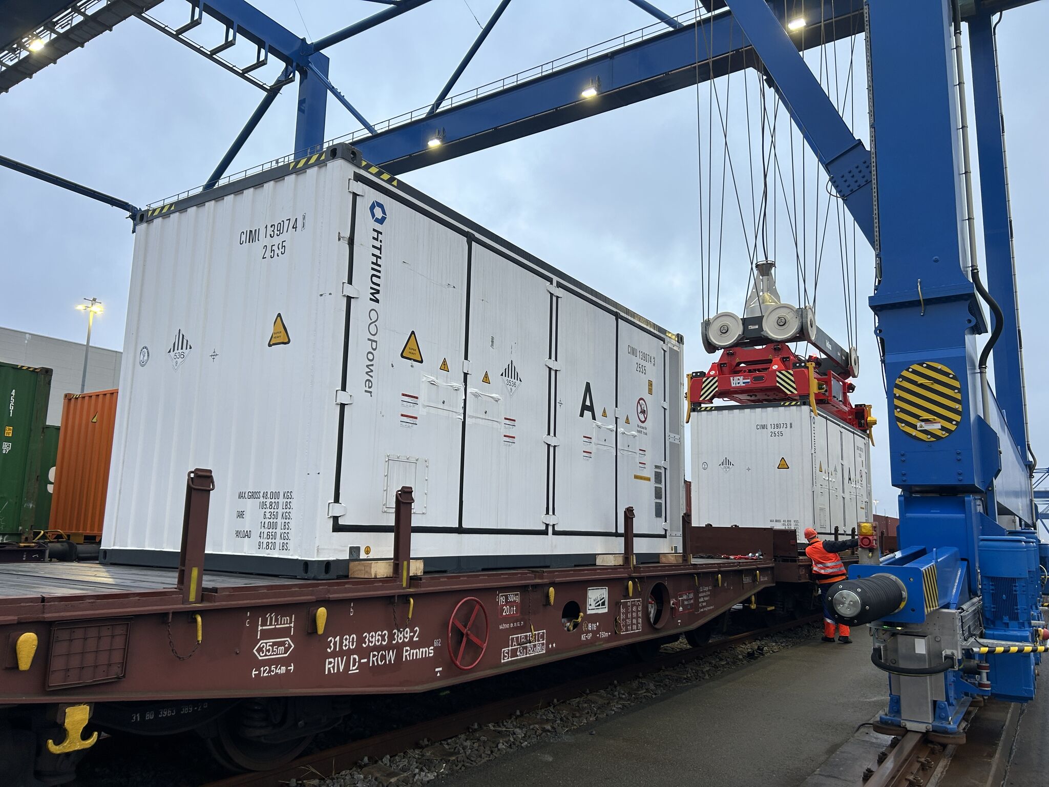 Major German port debuts sea-rail transport for 48-ton BESS units