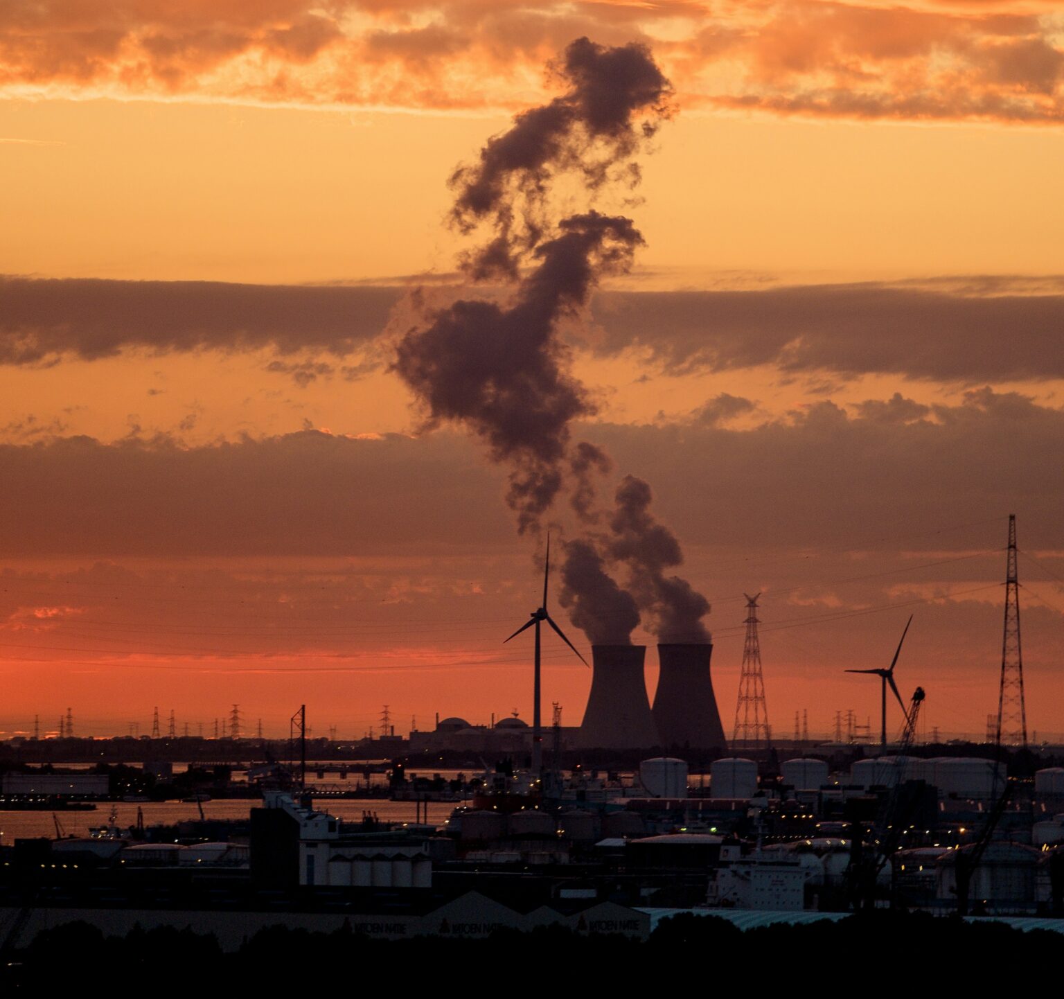 Geração solar global supera nuclear pela primeira vez em 2025, aponta WNISR